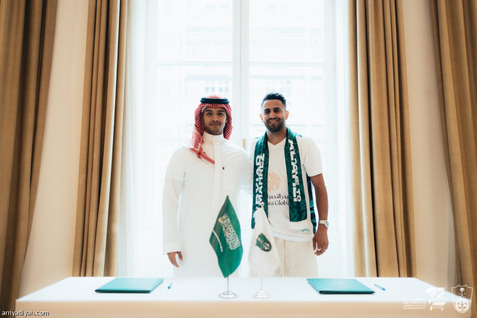 محرز يرتدي قميص الأهلي حتى2027