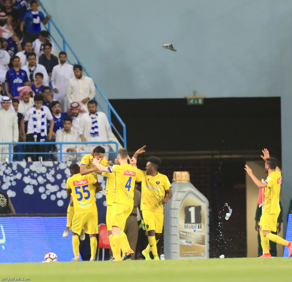 التعاون يضرب الهلال «دوري وكأس».. ويهدي الصدارة للنصر