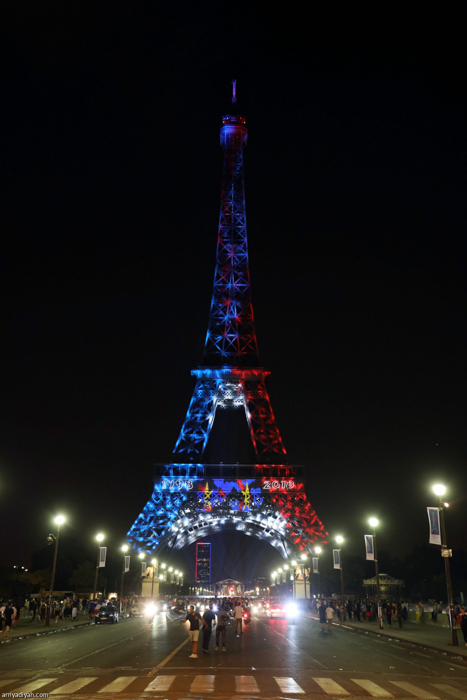 إيفل يحتفي بأبطال المونديال