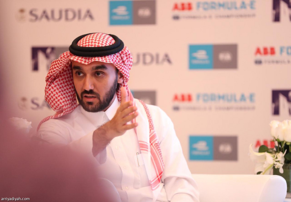 عبدالعزيز بن تركي.. حفيد الفيصل وبطل السيارات.. يقود الرياضيين