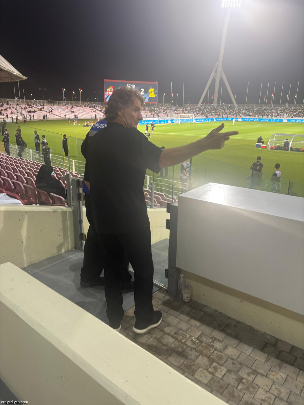 رغم الطرد.. كارينيو يوجّه