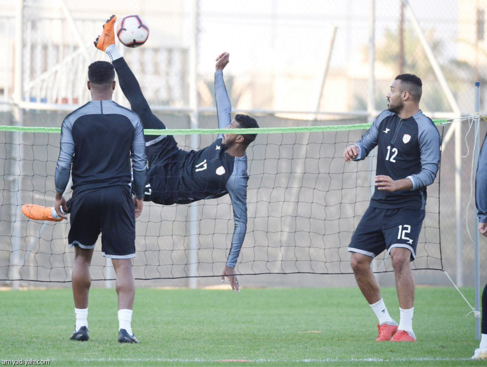 في الشباب
كرة الطائرة بالقدم