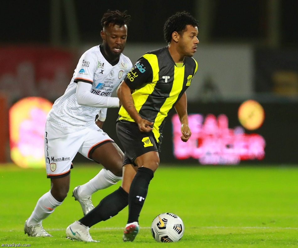 الشباب والاتحاد يعطلان بعضهما بالتعادل