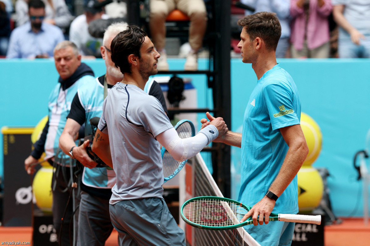 الإيطالي يعبر