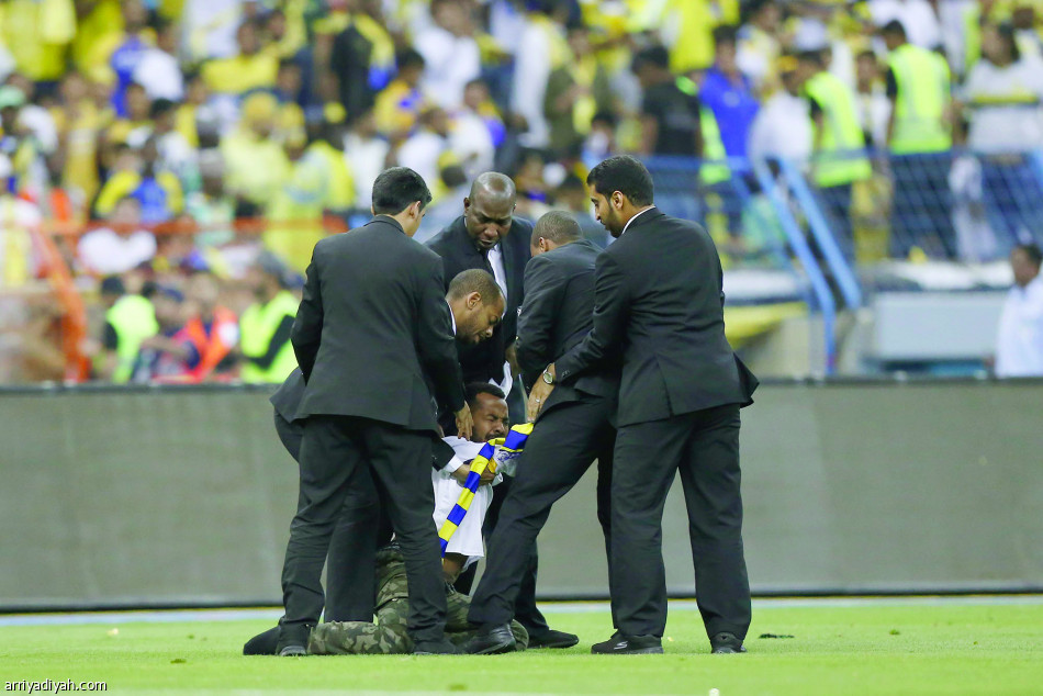 صورتان التقطتا أمس لأحد مشجعي فريق النصر يحاول الدخول إلى ملعب المباراة