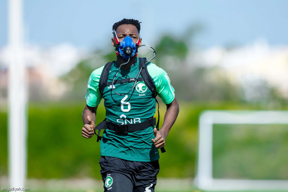 القناع الإيطالي
يحارب إصابات «الأخضر»