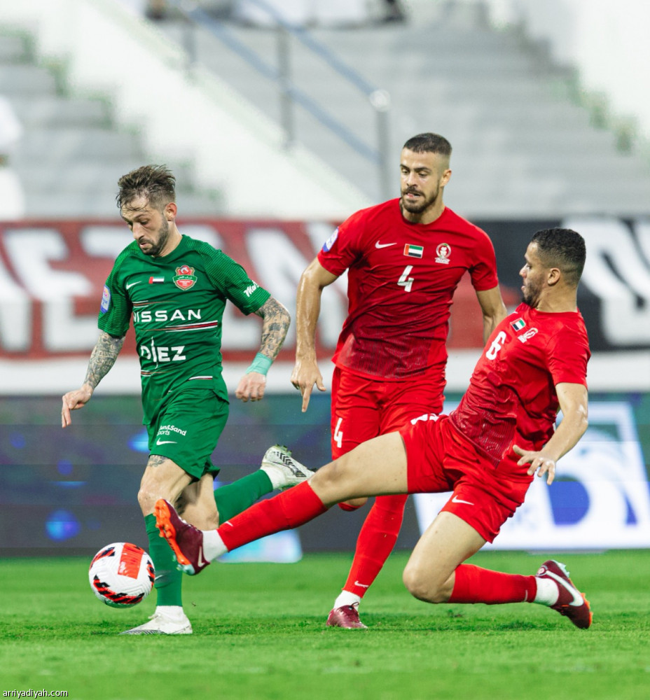 شباب الأهلي يقتنص صدارة الدوري الإماراتي
