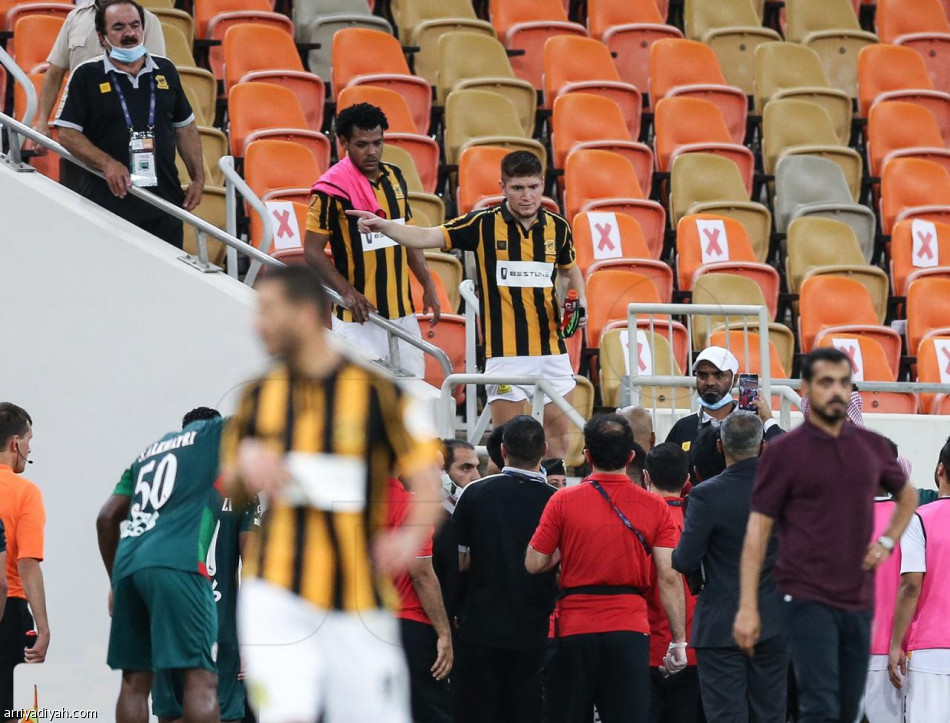 اشتباكات بين لاعبي الاتحاد والاتفاق