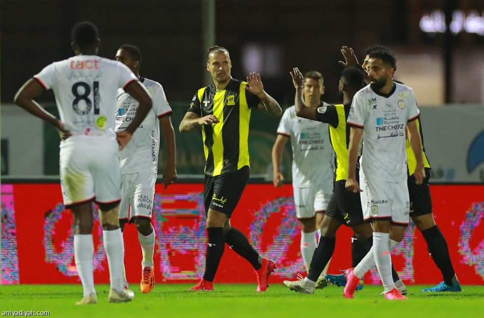 الشباب والاتحاد يعطلان بعضهما بالتعادل