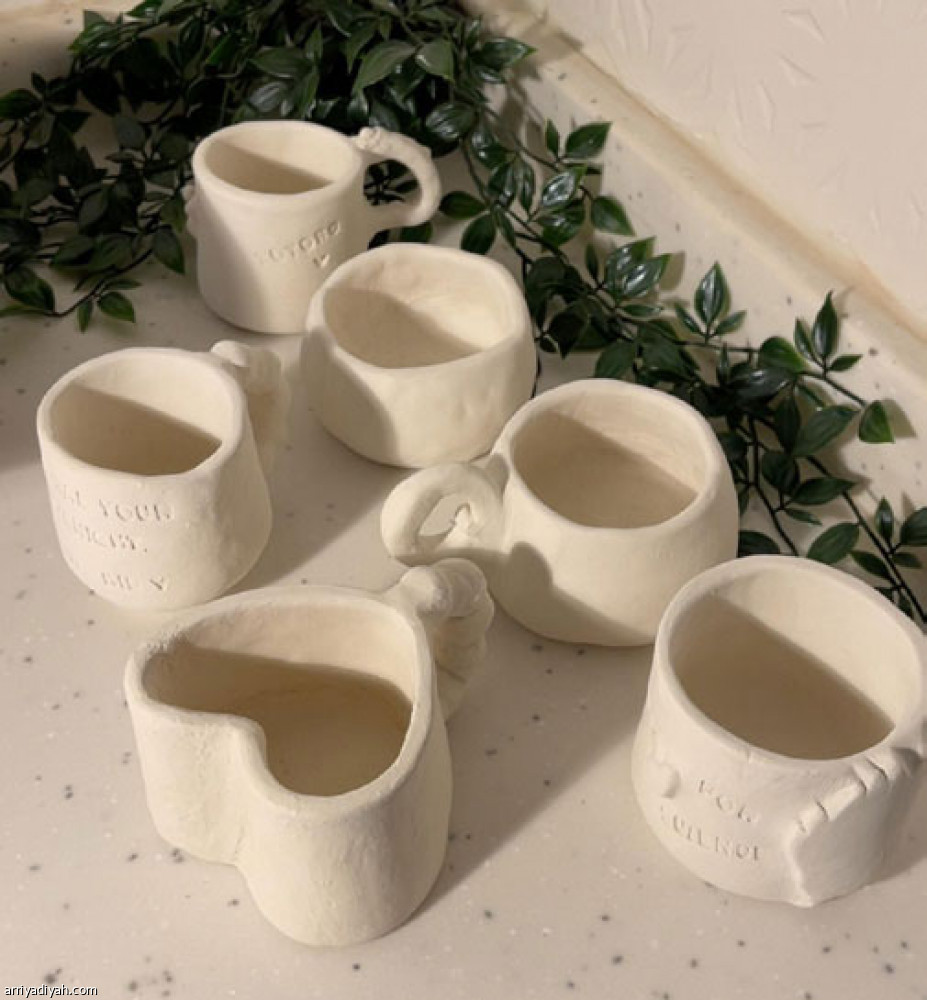 أمجاد 
تغلق أذنيها وتطلق متجرها