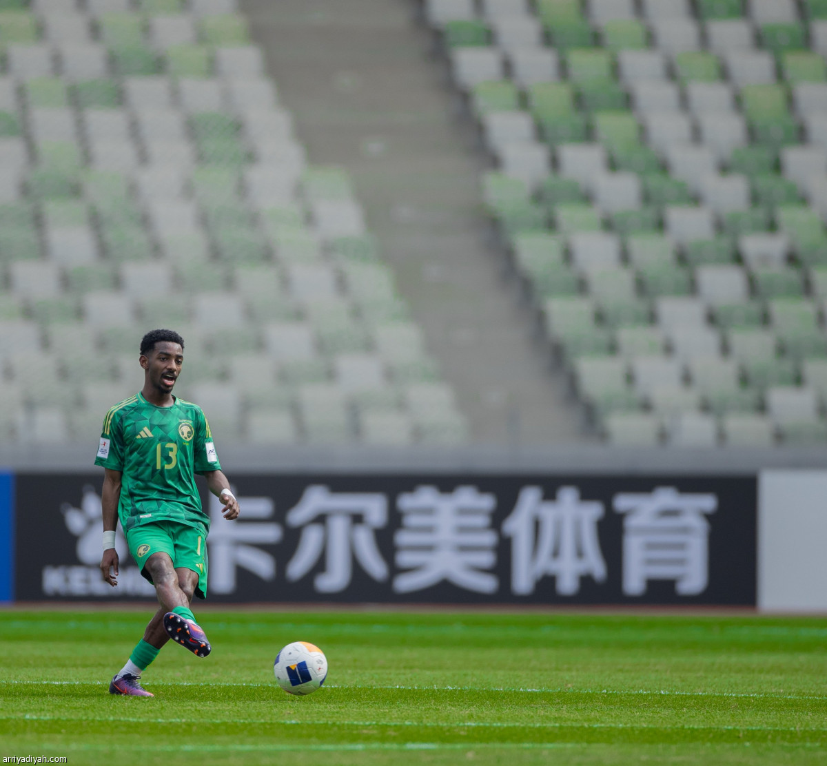 الأخضر يعبر