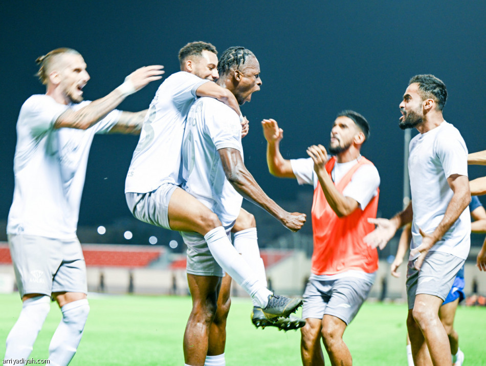 ثلاثية الرياض تعيد الطائي إلى الانتصارات