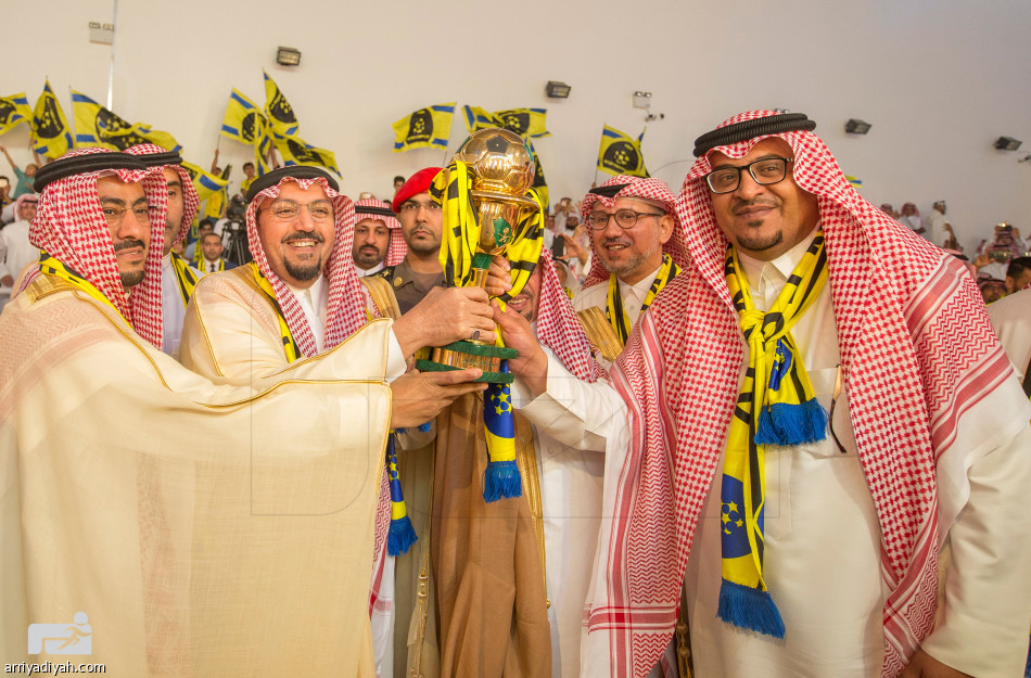 أمير القصيم يشارك التعاونيين فرحة الكأس