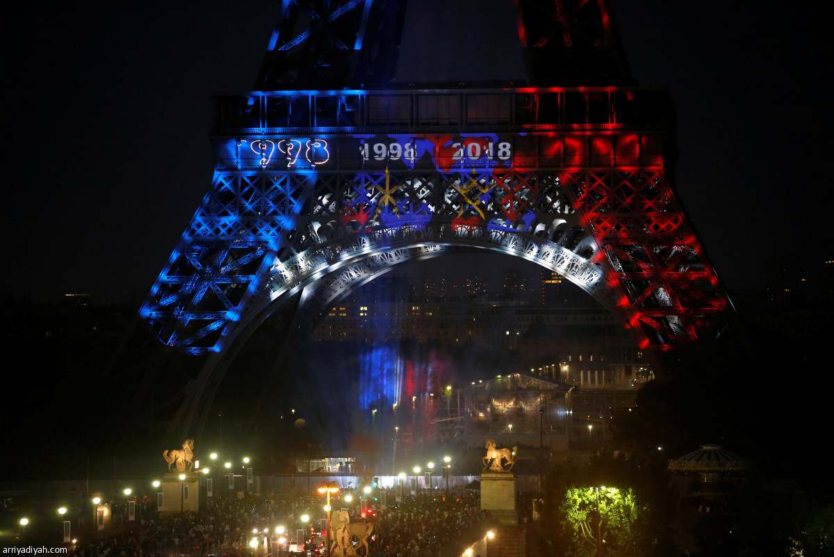 إيفل يحتفي بأبطال المونديال