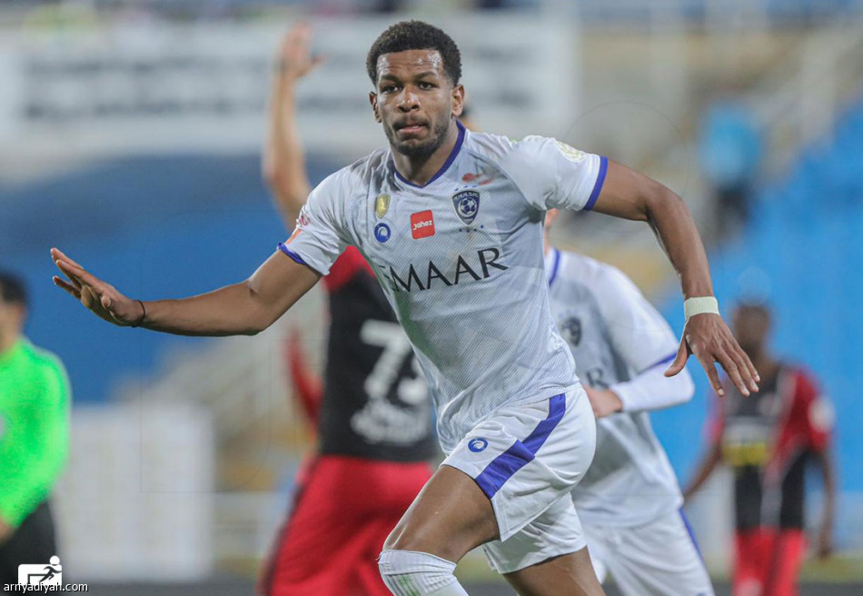 قطار الهلال يعبر الرائد برأسية قاتلة