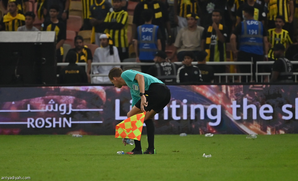 «الانضباط» توقف الغنام وتغرم الاتحاد والأهلي