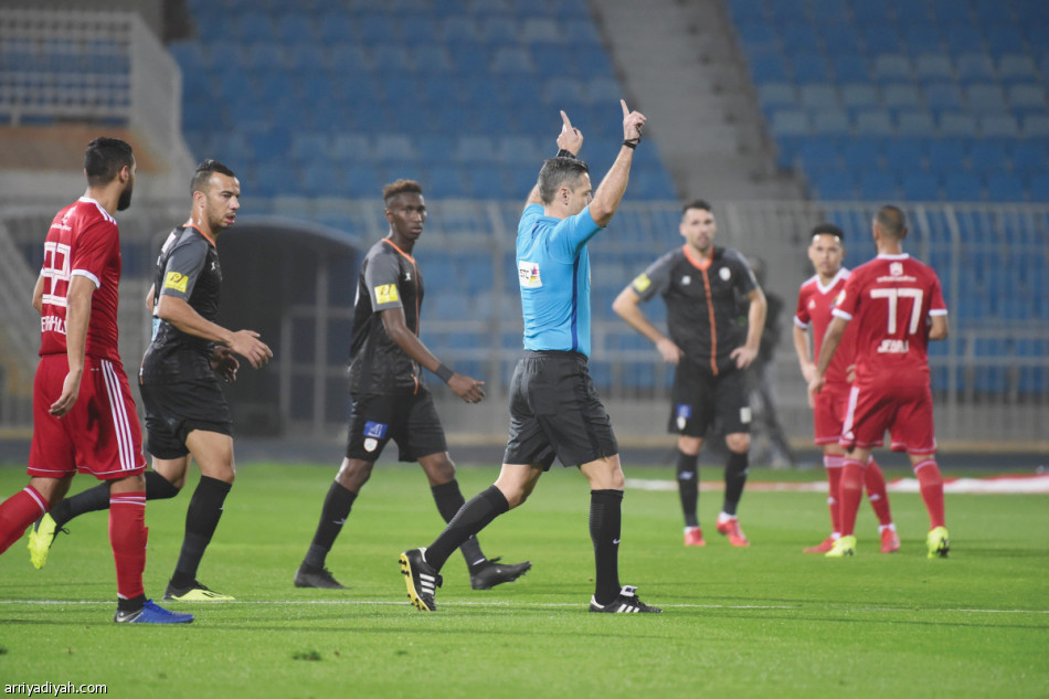 VAR 
تمنح الشباب الانتصار العاشر