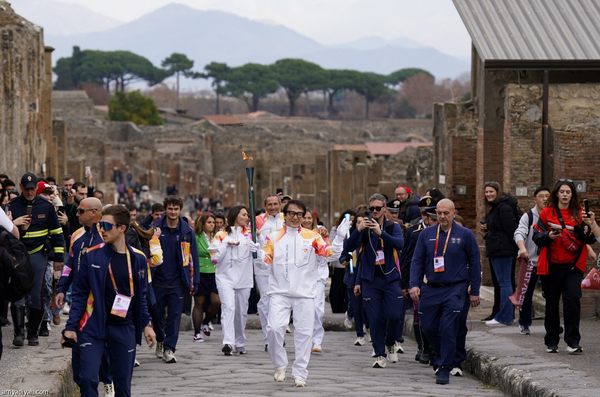 جاكي يحمل شعلة ميلانو