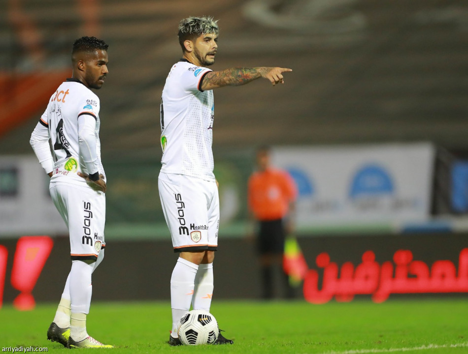 الشباب والاتحاد يعطلان بعضهما بالتعادل