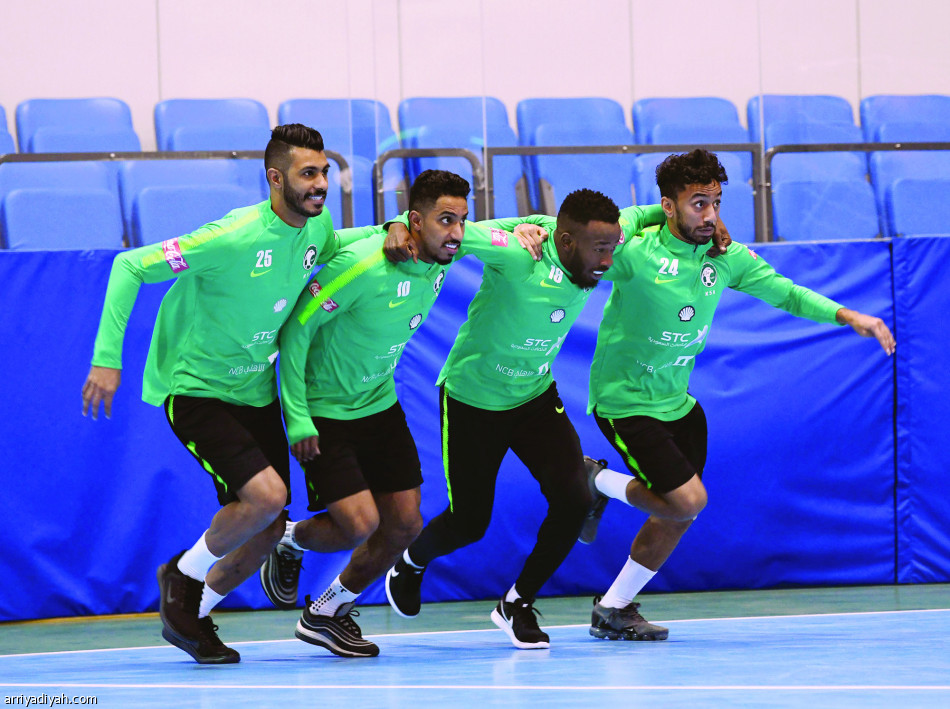 الأخضر 
ينقل التحضيرات إلى أبو ظبي