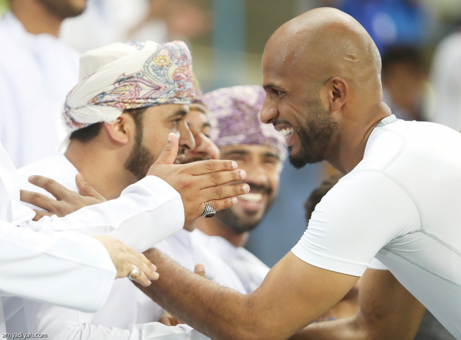 الجماهير العمانية تحتفي بالحارس علي الحبسي