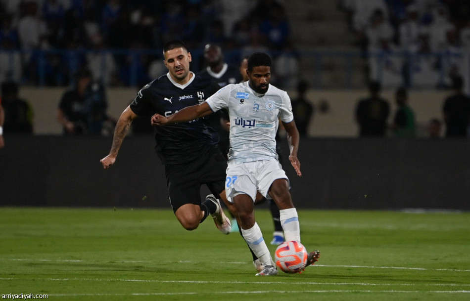 الهلال يسترد الصدارة بثلاثية الأخدود
