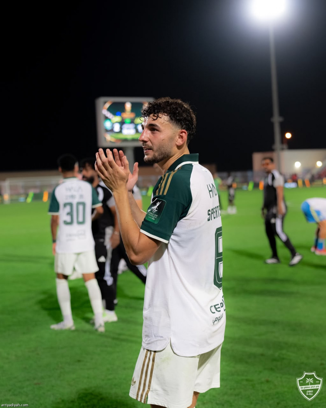 الأهلي يتخطى الأنوار