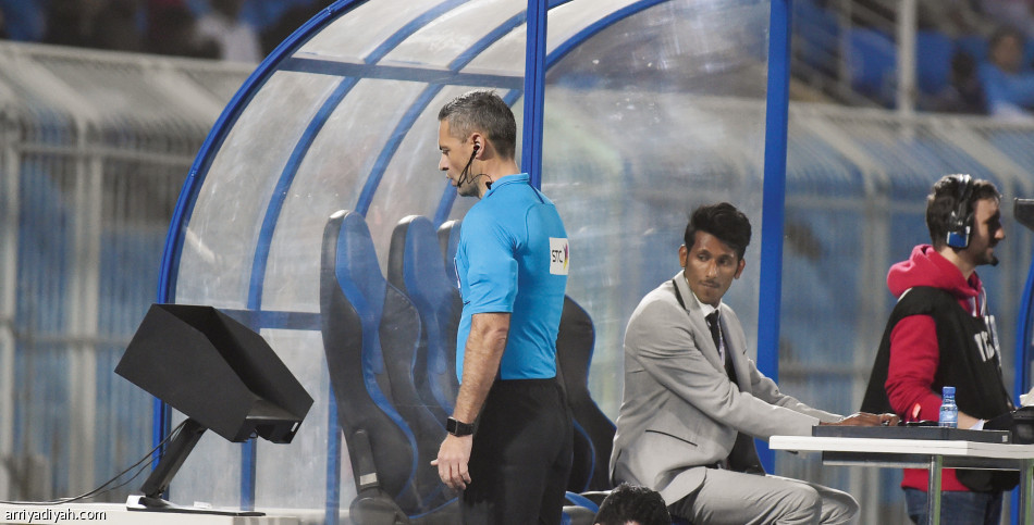 VAR 
تمنح الشباب الانتصار العاشر