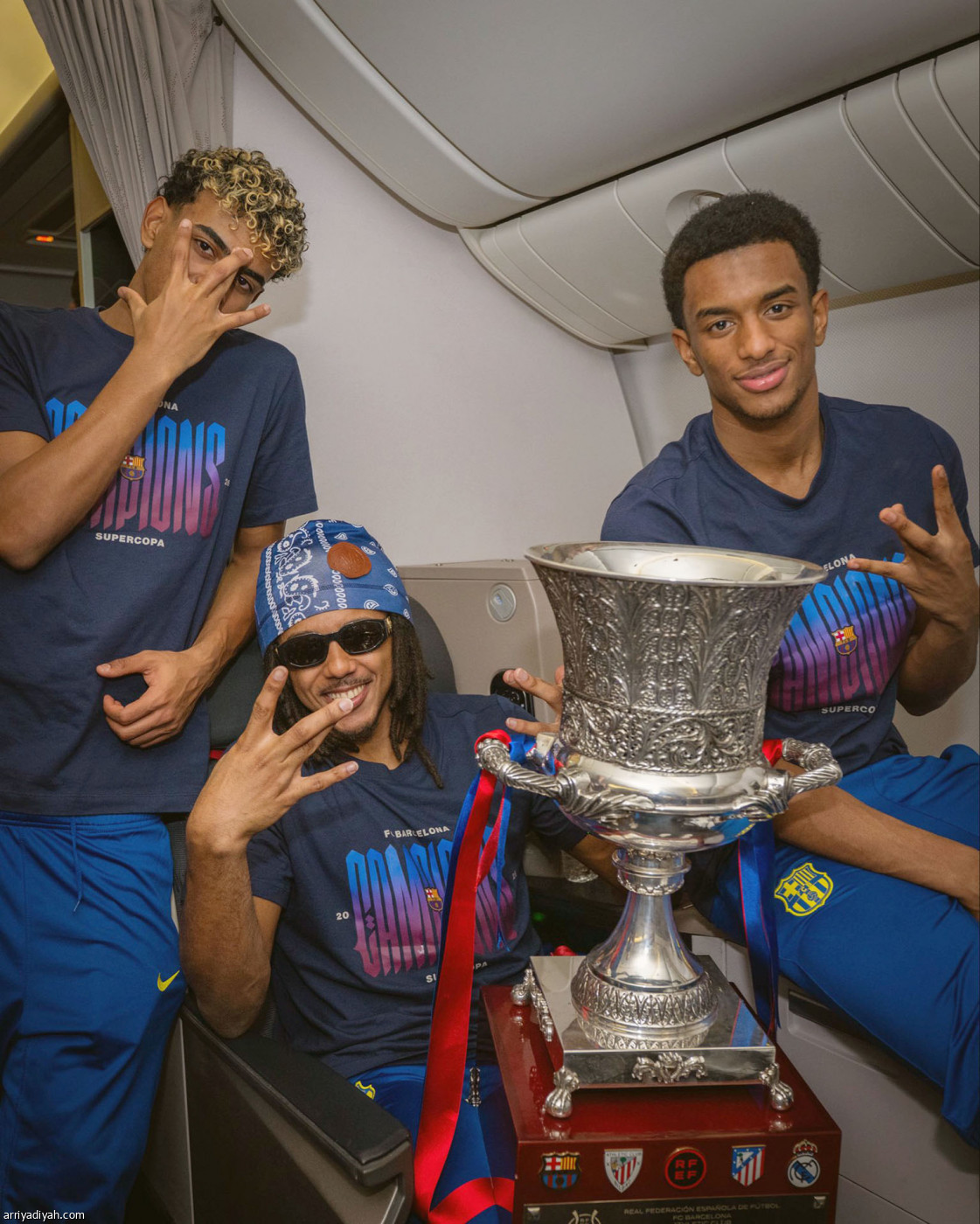 فرحة الكأس في الطائرة