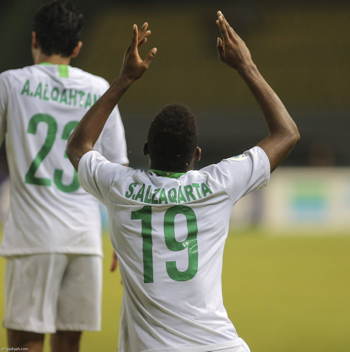 بالعلامة الكاملة