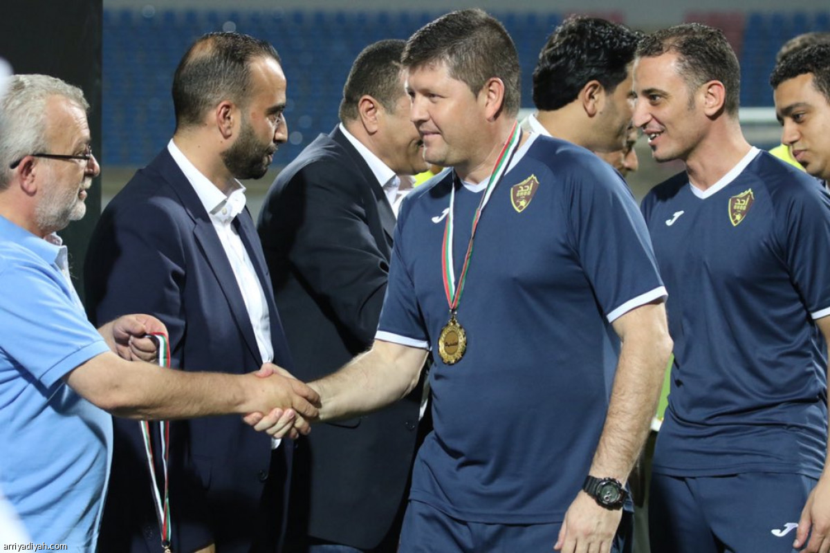 أحد يتوشح الذهب