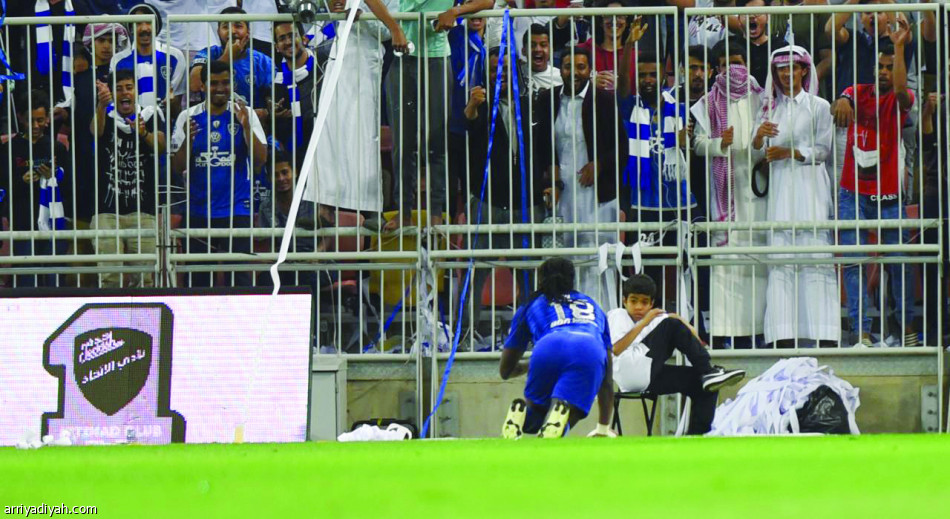جوميز  يرعب  أحد الأطفال الذين يجمعون الكرات