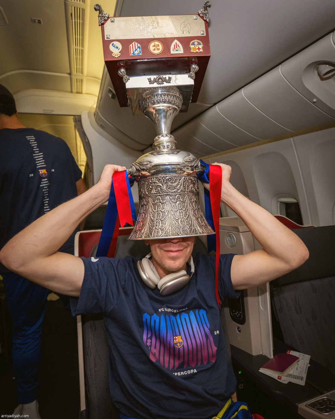 فرحة الكأس في الطائرة