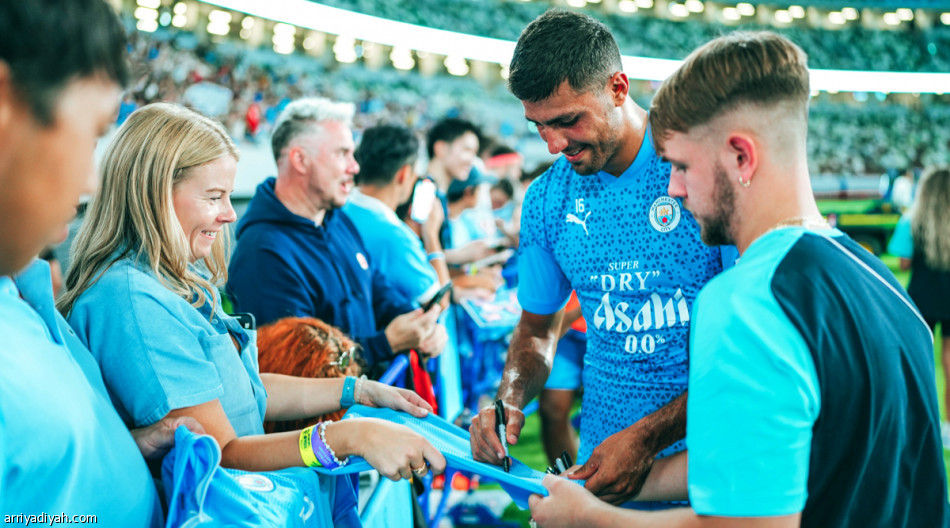 سيتي 
يرفع شعار الثلاثية