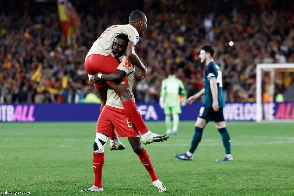 لانس يقلبها على أرسنال.. وينتزع الصدارة