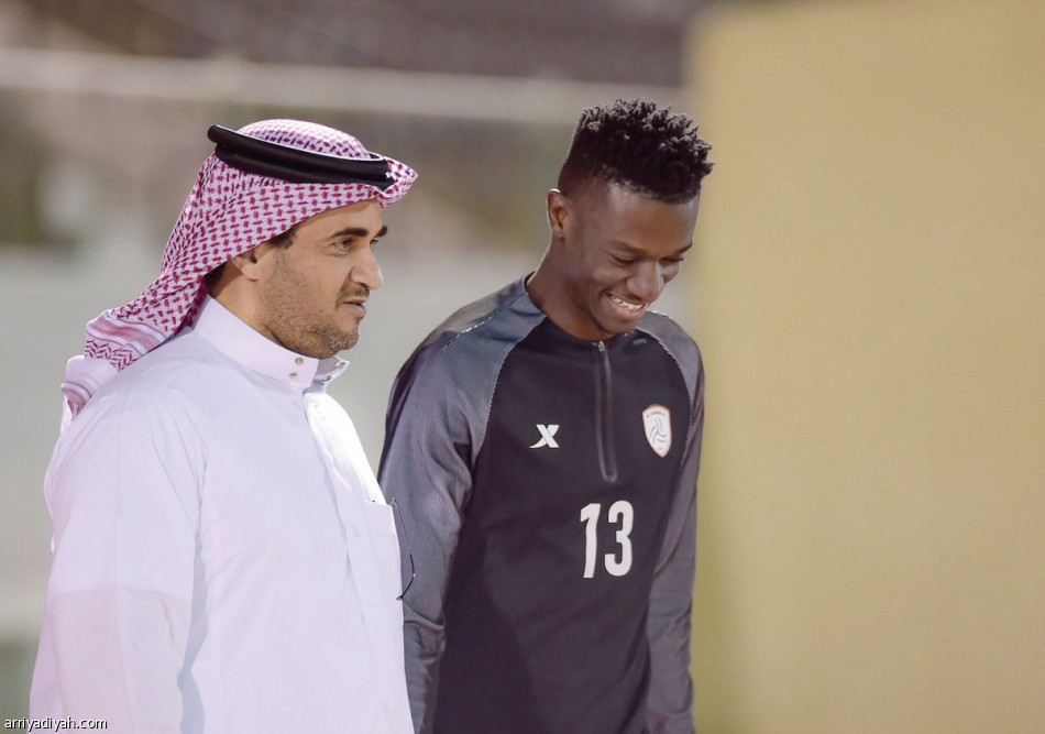 الشباب يتسلح بالثلاثي