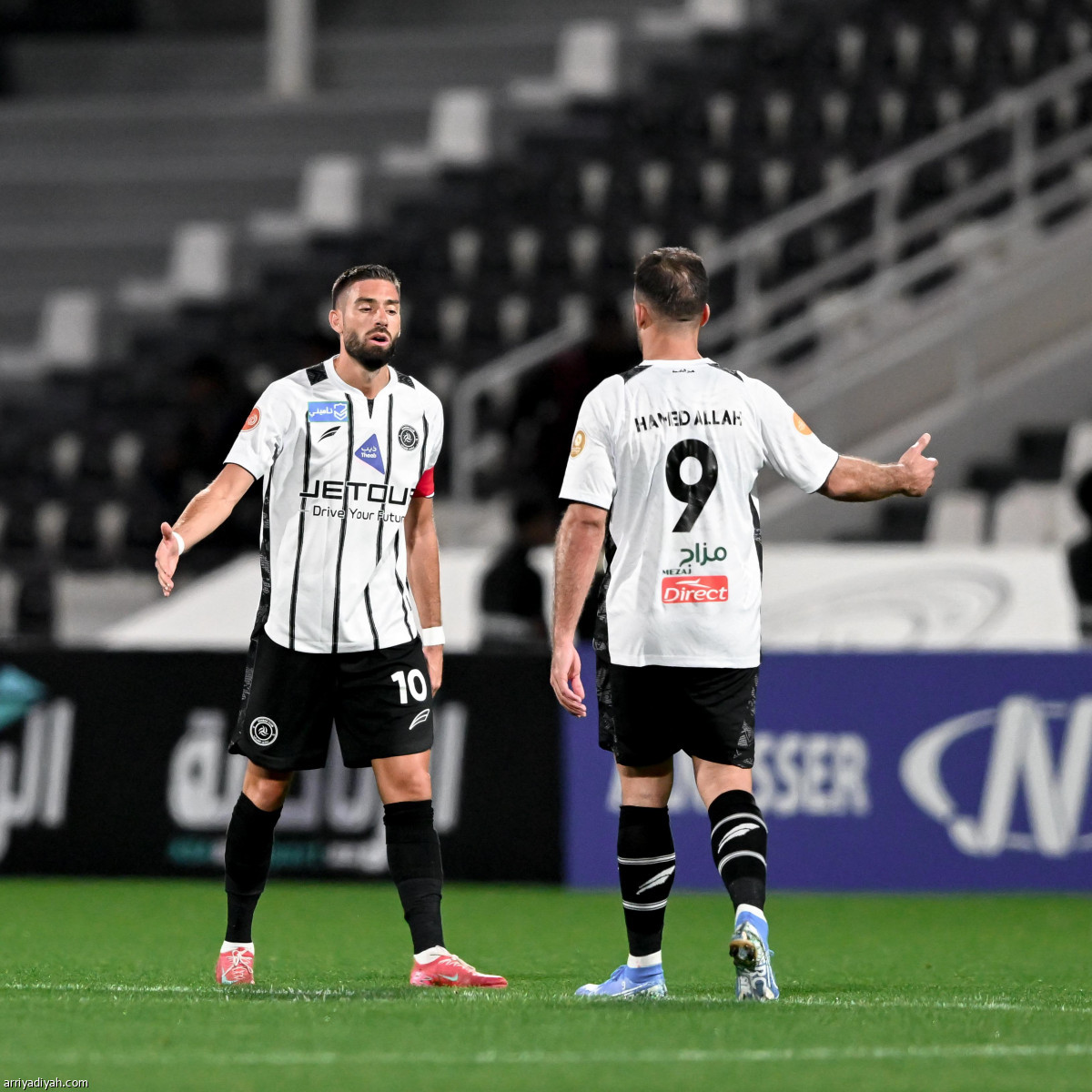 الليوث تفترس