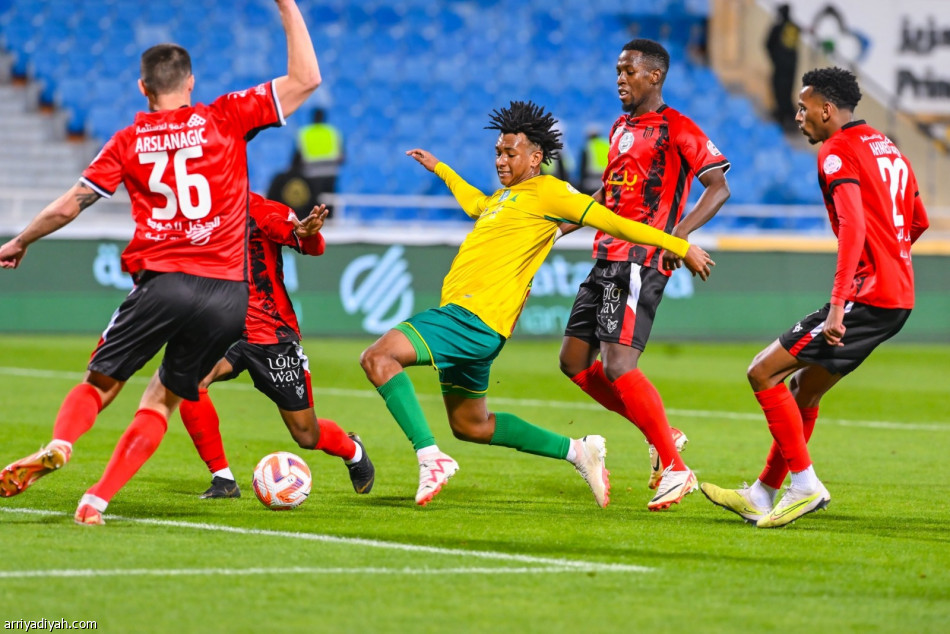 الخليج يعود بنقاط الرياض