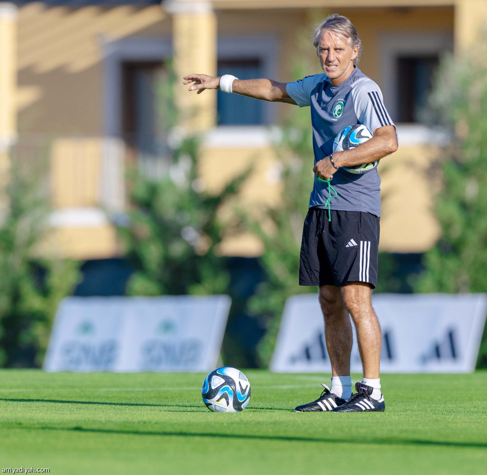 القناع الإيطالي
يحارب إصابات «الأخضر»