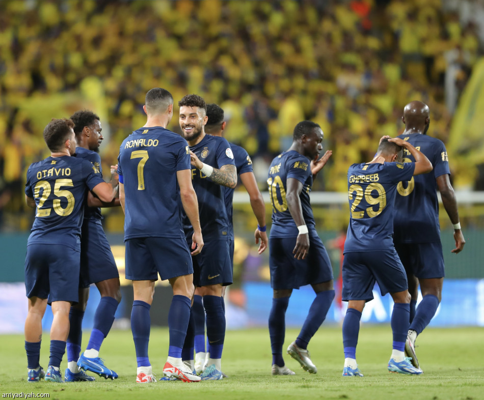 النصر يلاحق الصدارة بثنائية الخليج