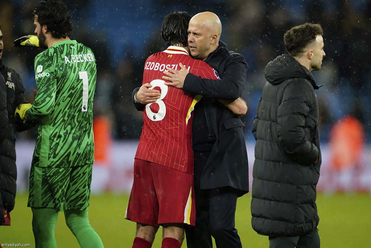 الأحمر يعزز الصدارة