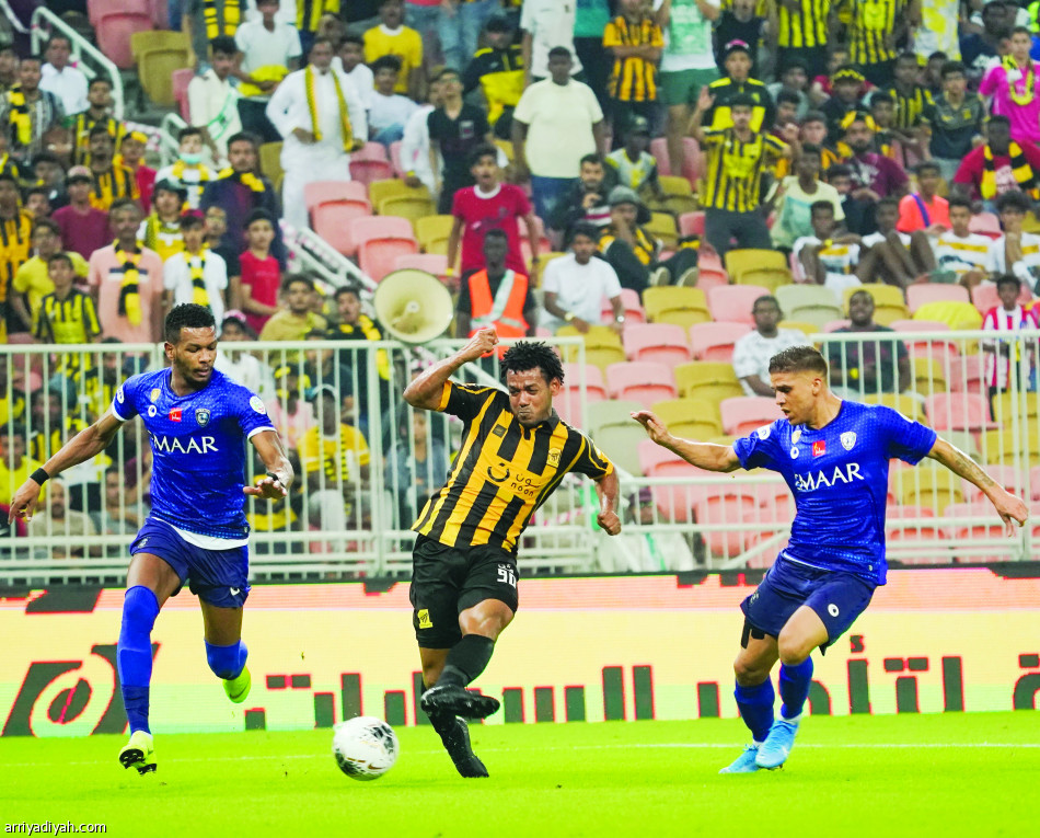 الهلال 
يهيمن على الاتحاد