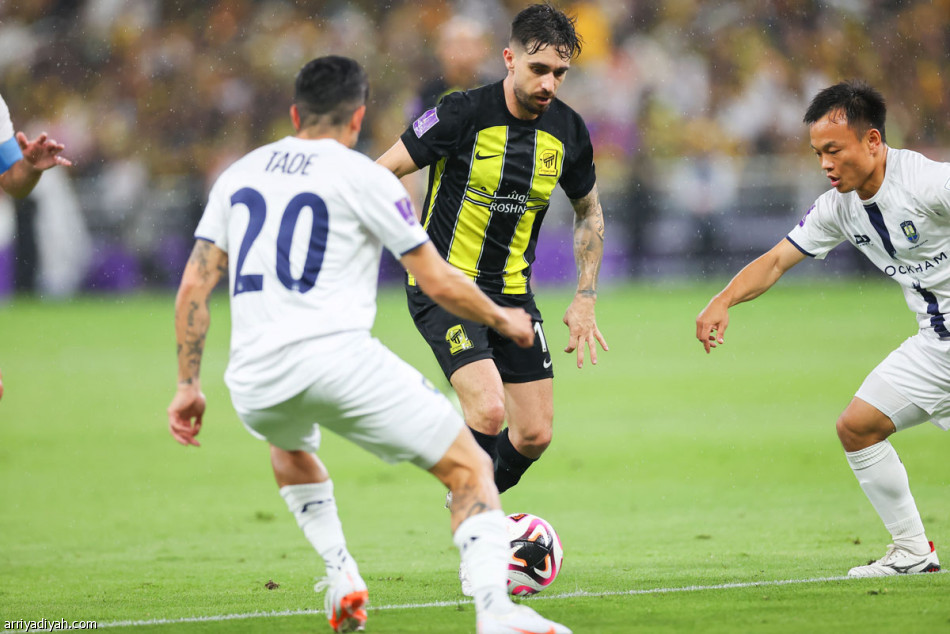 سجّل في 4 نسخ.. 
بنزيما يحطم الأرقام