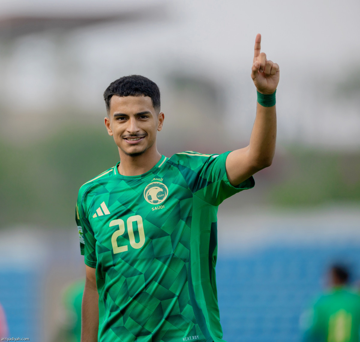 الأخضر يعبر