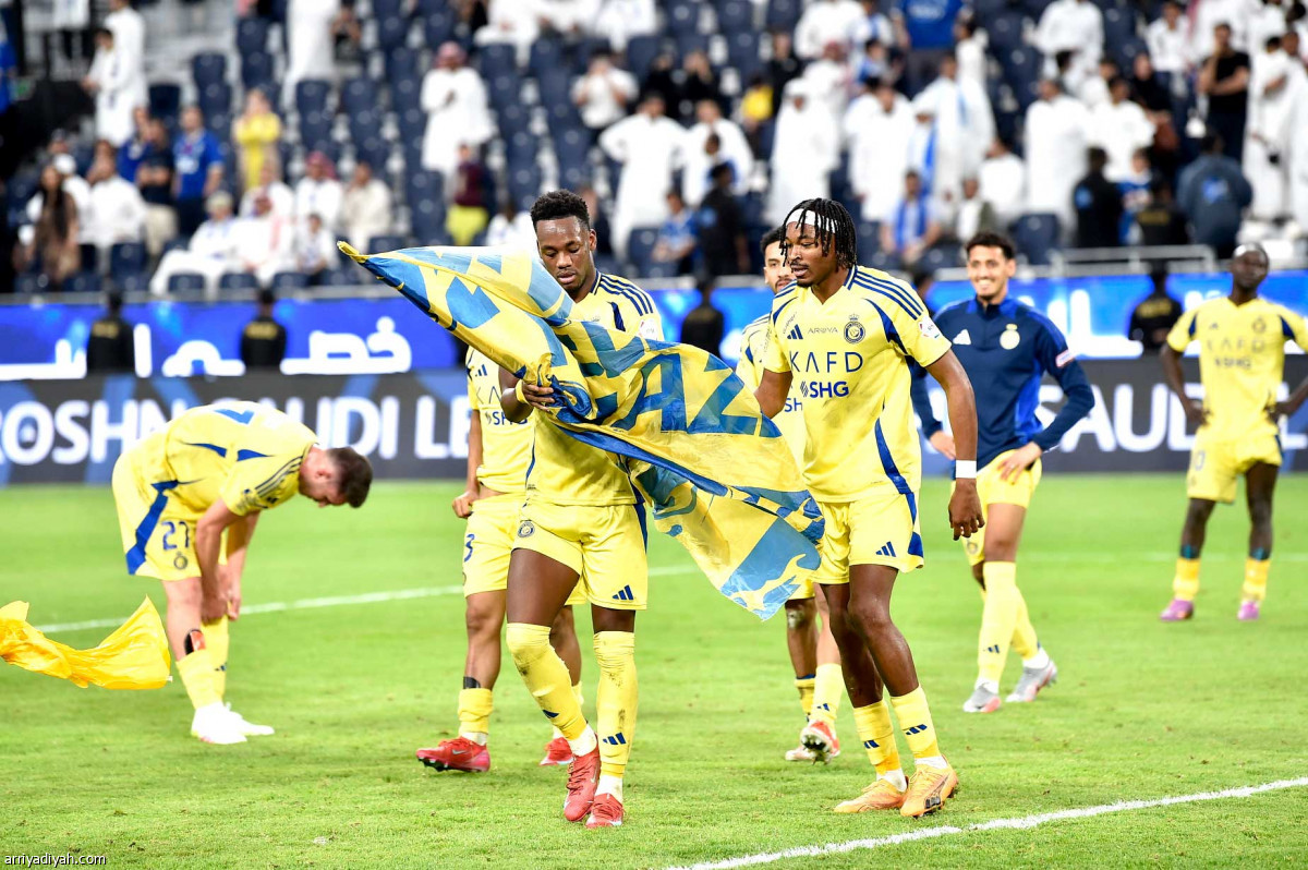 العلم الأصفر خفاقا