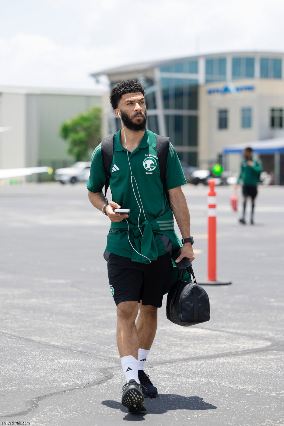 الصقور تطير