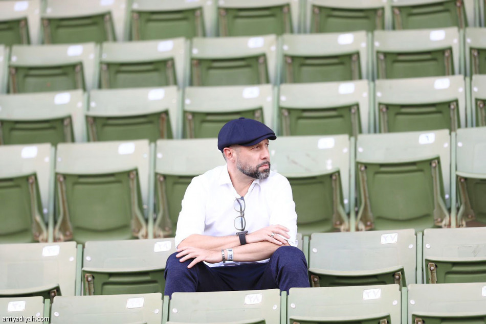 التعاون 
يغلق المئوية الثالثة