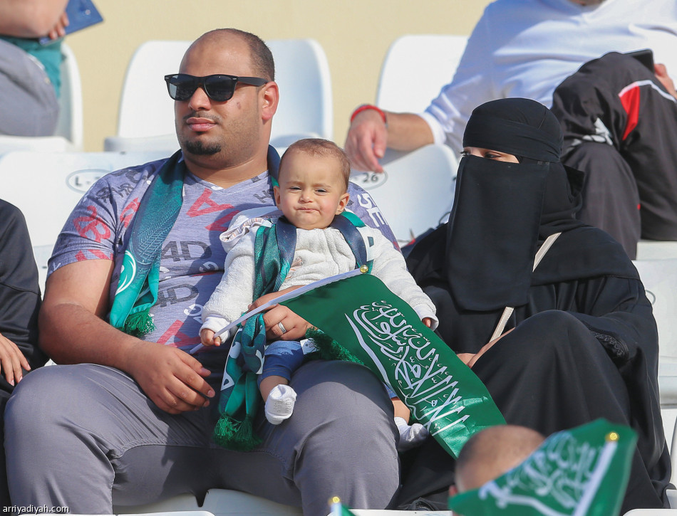 سعودية
تنشغل بالطفل.. والمباراة