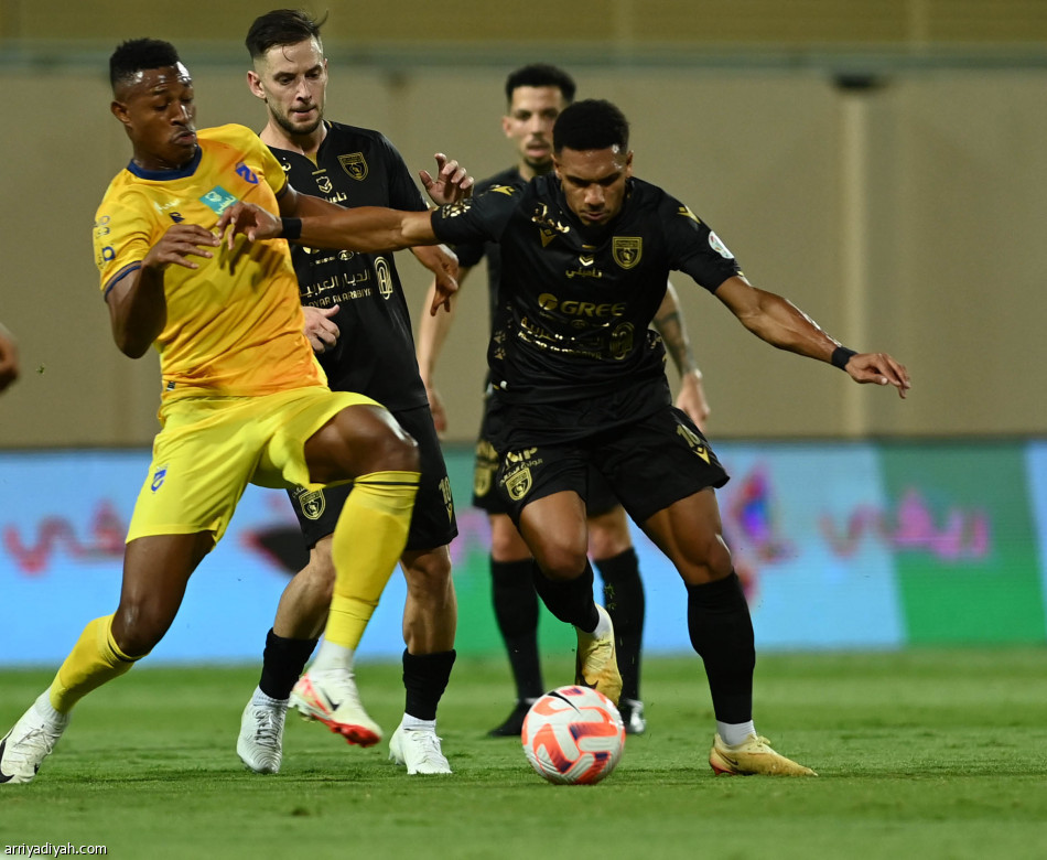 التعاون يزاحم على القمة بثلاثية الحزم