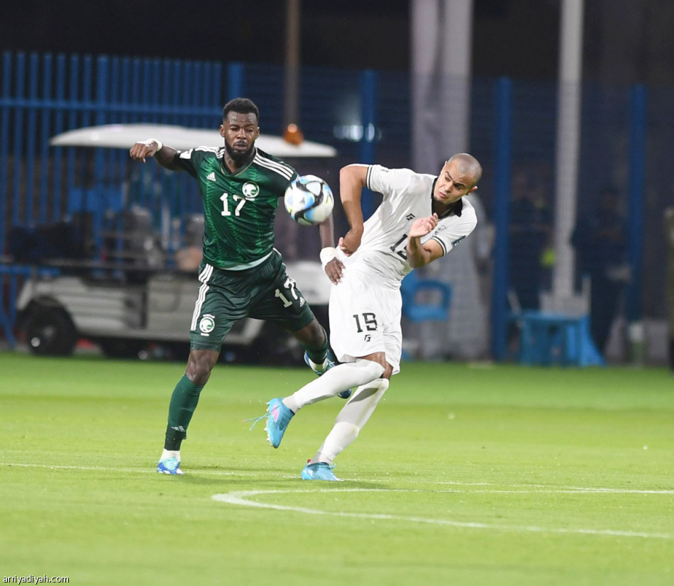 الأخضر
يحلّق بالرباعية الأولى